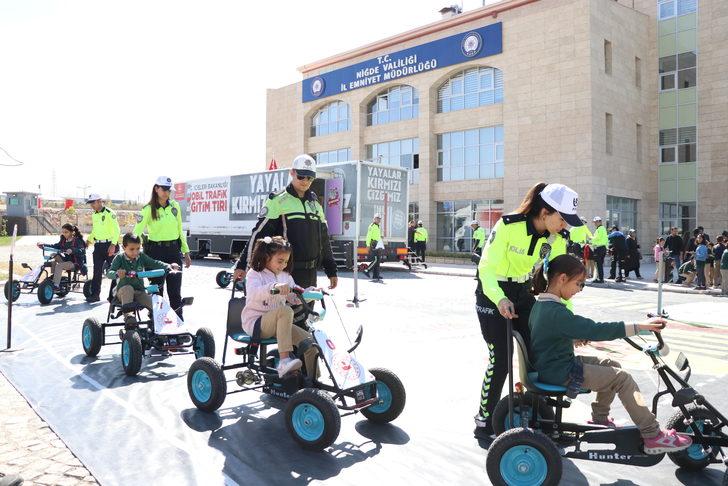 "Mobil Trafik Eğitim Tırı" Niğde'de öğrencileri bilgilendirdi G4
