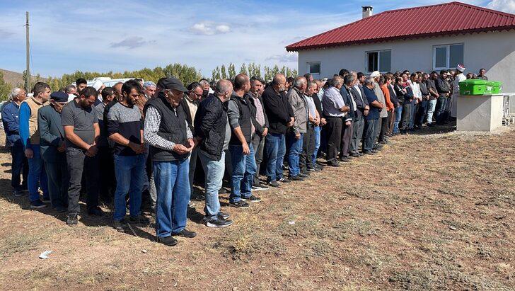 Sivas'ta evlerinde ölü bulunan çiftin cenazeleri toprağa verildi G3