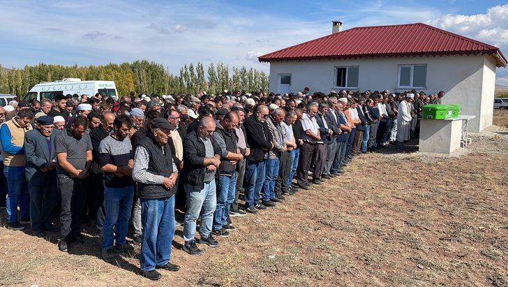 Sivas'ta evlerinde ölü bulunan çiftin cenazeleri toprağa verildi G4