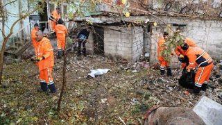 Malatya'da bir evden 3 kamyon çöp çıktı