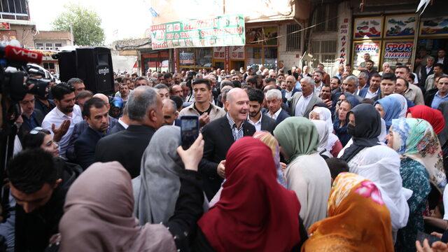İçişleri Bakanı Soylu, Diyarbakır Silvan ve Hazro'da vatandaşlarla bir araya geldi