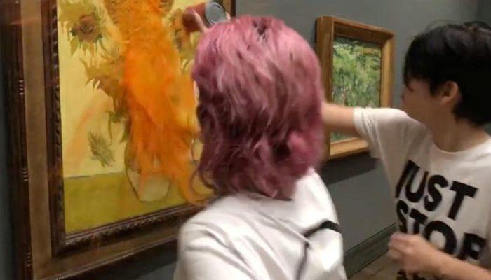 Dünyaca ünlü Van Gogh’un ‘Ayçiçekleri’ tablosuna domates çorbalı saldırı! Bir anda döküp kendilerini duvara yapıştırdılar