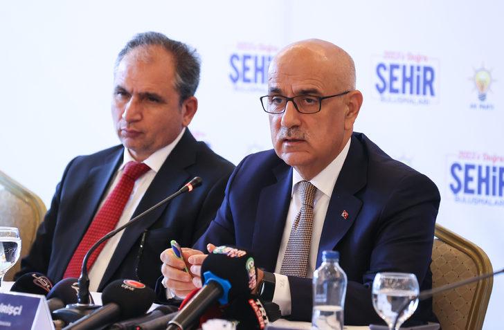 Bakan Kirişci ile AK Parti'li Leyla Şahin Usta, Uşak'ta açıklamalarda bulundu G1