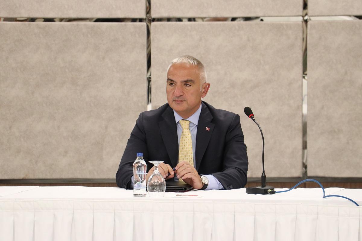 K&uuml;lt&uuml;r ve Turizm Bakanı Ersoy, Diyarbakır'da turizmcilerle buluştu