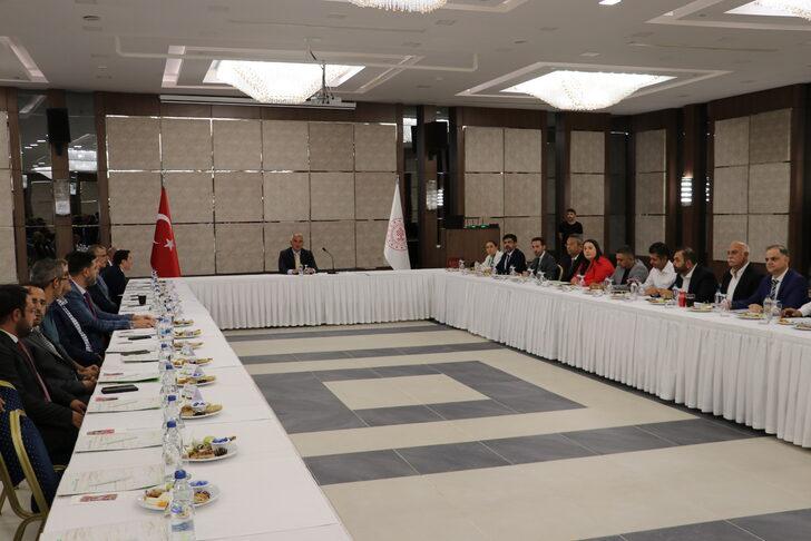 Kültür ve Turizm Bakanı Ersoy, Diyarbakır'da turizmcilerle buluştu G4