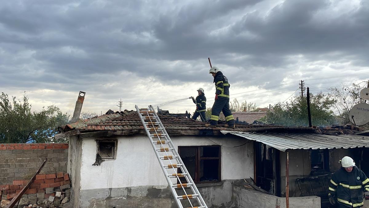 Edirne'de evinde yangın &ccedil;ıkan yaşlı kadını komşuları kurtardı