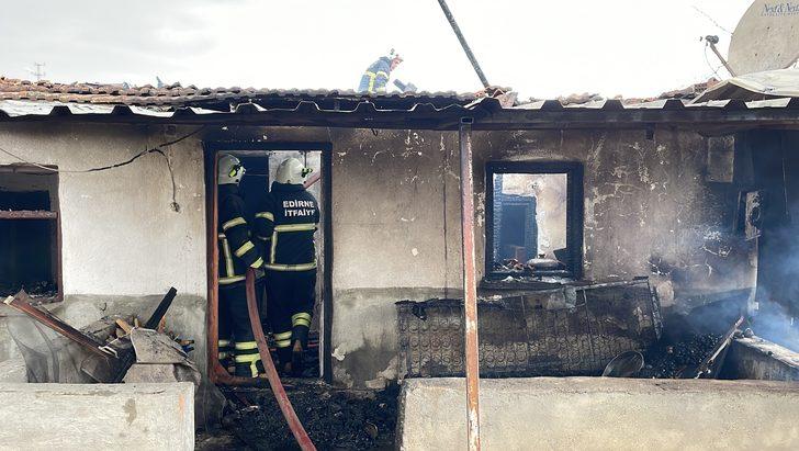 Edirne'de evinde yangın çıkan yaşlı kadını komşuları kurtardı G3