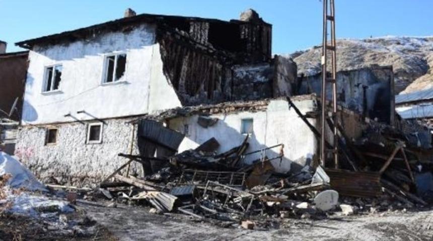 Ahşap evde çıkan yangın yaşlı çiftin sonu oldu