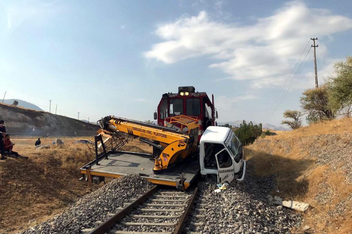 Elazığ'da y&uuml;k treni mobil vince &ccedil;arptı