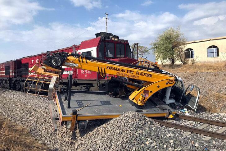 Elazığ'da yük treni mobil vince çarptı G2