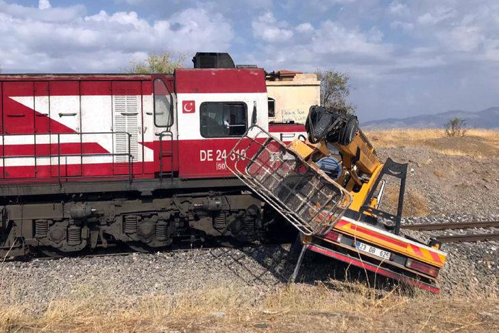 Elazığ'da yük treni mobil vince çarptı G3