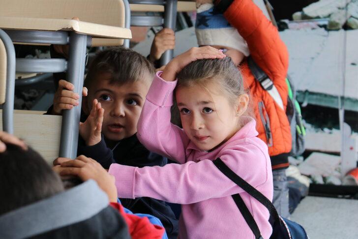 Öğrenciler depremi simülasyon tırı ile öğreniyor G1