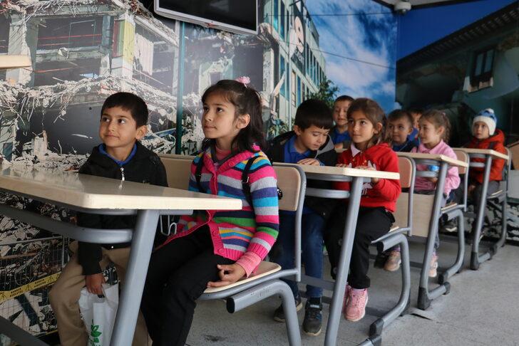 Öğrenciler depremi simülasyon tırı ile öğreniyor G2