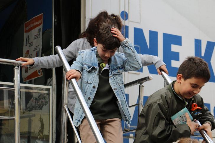 Öğrenciler depremi simülasyon tırı ile öğreniyor G3