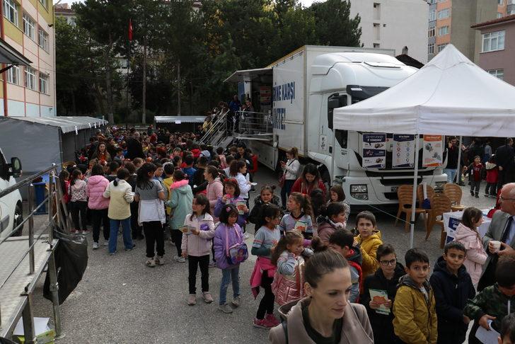 Öğrenciler depremi simülasyon tırı ile öğreniyor G5