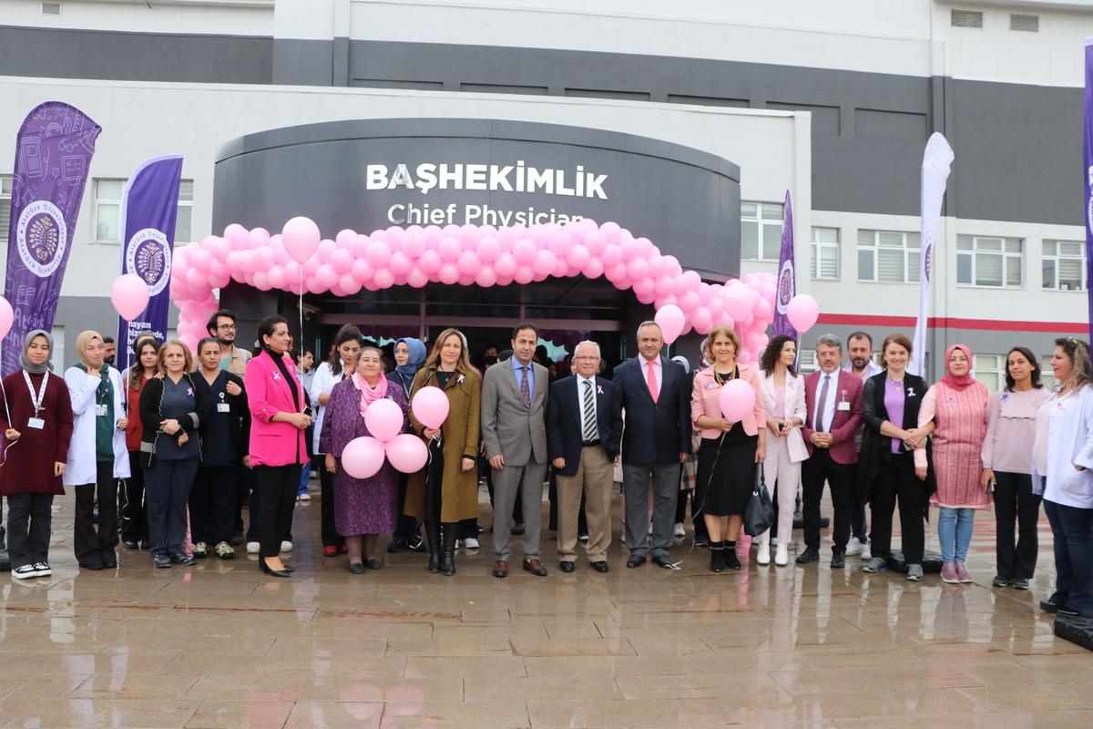 Erzurum'da sağlık&ccedil;ılar pembe balonları u&ccedil;urup meme kanserine dikkati &ccedil;ekti