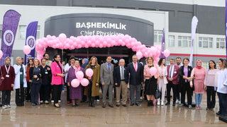 Erzurum'da sağlıkçılar pembe balonları uçurup meme kanserine dikkati çekti