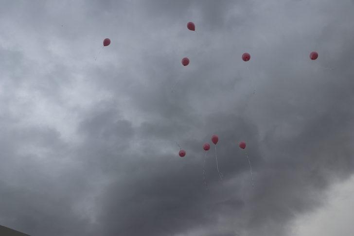 Erzurum'da sağlıkçılar pembe balonları uçurup meme kanserine dikkati çekti G2