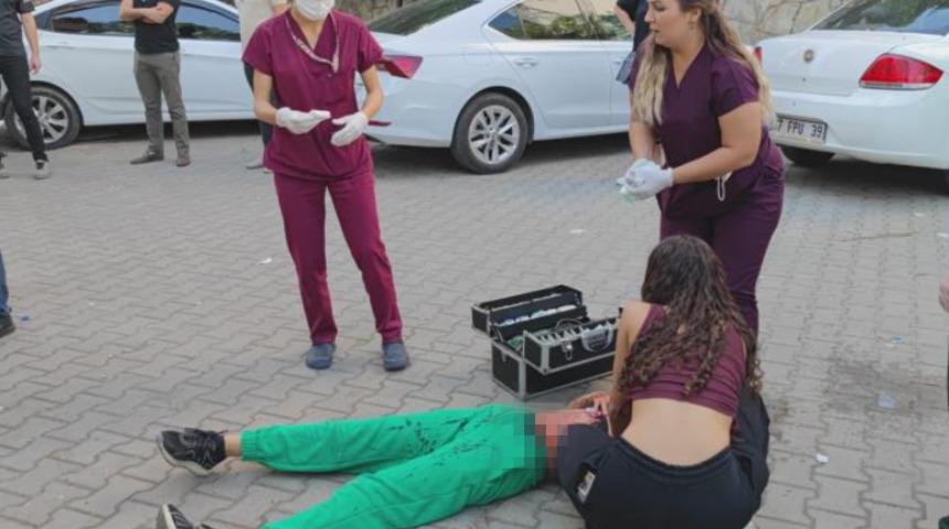 Kız &ouml;ğrencilerin kavgasına baba da dahil oldu! Bı&ccedil;ağı rastgele savurdu, kızıyla birlikte tutuklandı