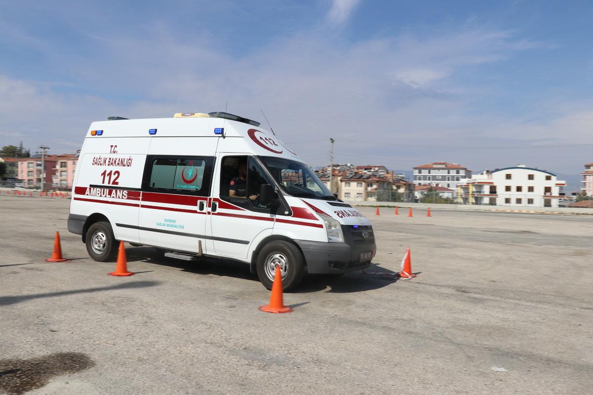 Burdur'da ambulans s&uuml;r&uuml;c&uuml;lerine verilen ileri s&uuml;r&uuml;ş eğitimiyle kazalarda azalma oldu