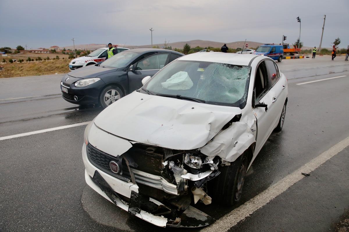 Eskişehir'de otomobil ile motosikletin &ccedil;arpıştığı kazada 1 kişi &ouml;ld&uuml;, 1 kişi yaralandı
