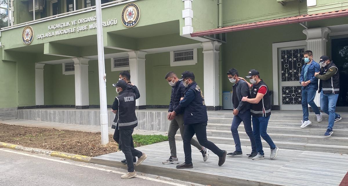 Uşak'ta su&ccedil; &ouml;rg&uuml;t&uuml;ne y&ouml;nelik operasyonda yakalanan 12 ş&uuml;pheliden 6'sı tutuklandı