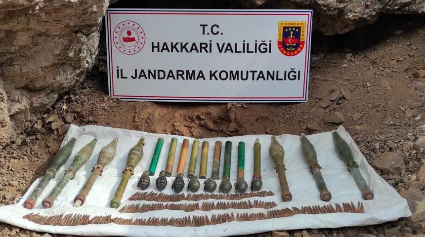 Hakkari'de kayalık alana gizlenmiş el bombaları ve m&uuml;himmat ele ge&ccedil;irildi