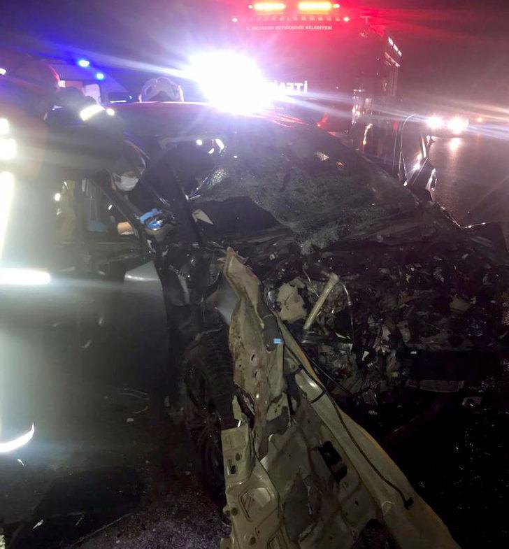 Bursa'da otomobilin kamyonla çarpışması sonucu 1 kişi öldü, 1 kişi yaralandı G1