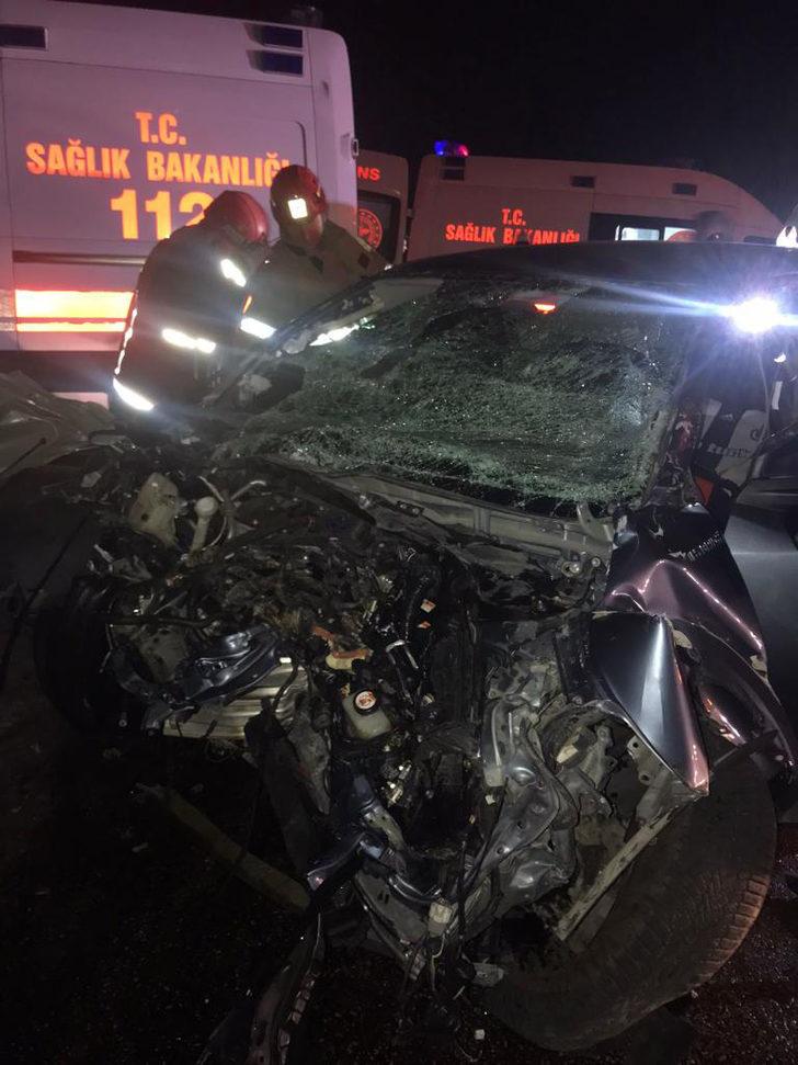 Bursa'da otomobilin kamyonla çarpışması sonucu 1 kişi öldü, 1 kişi yaralandı G2