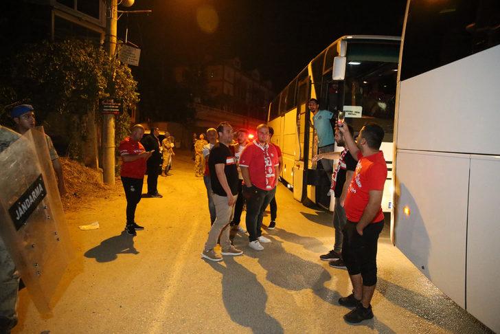 Alanya'da taraftarları taşıyan otobüslere taşlı saldırı G4