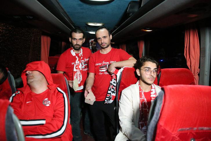 Alanya'da taraftarları taşıyan otobüslere taşlı saldırı G5