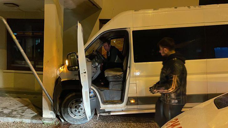 Bursa'da duvara çarpan minibüsün içinden teneke alkol kutusu çıktı G2