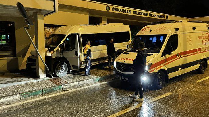 Bursa'da duvara çarpan minibüsün içinden teneke alkol kutusu çıktı G3