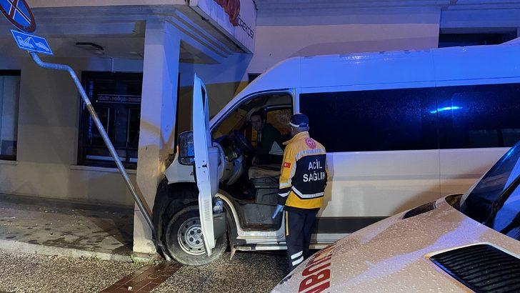 Bursa'da duvara çarpan minibüsün içinden teneke alkol kutusu çıktı G4