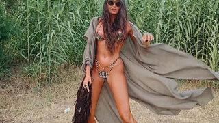 Eda Taşpınar dekoltesiyle gündem oldu! Geceyi yalın ayak bitirdi