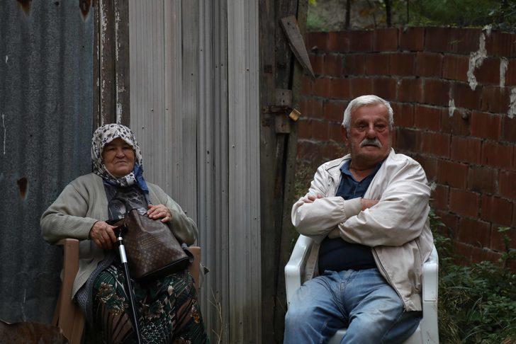 Sinop'ta duvarlarında geniş çatlaklar oluşan apartmandaki eşyalar kontrollü olarak boşaltılıyor G2