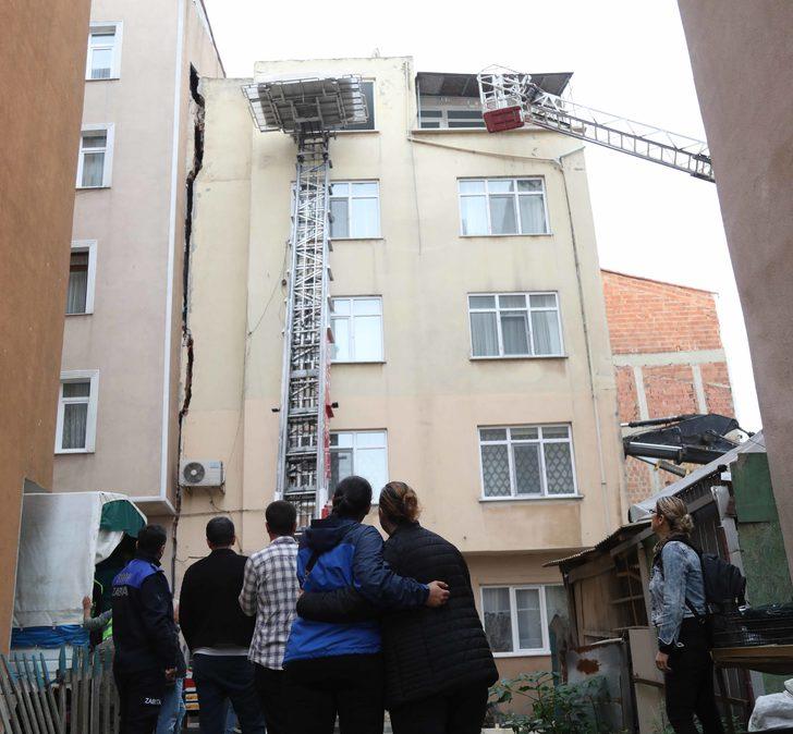 Sinop'ta duvarlarında geniş çatlaklar oluşan apartmandaki eşyalar kontrollü olarak boşaltılıyor G3