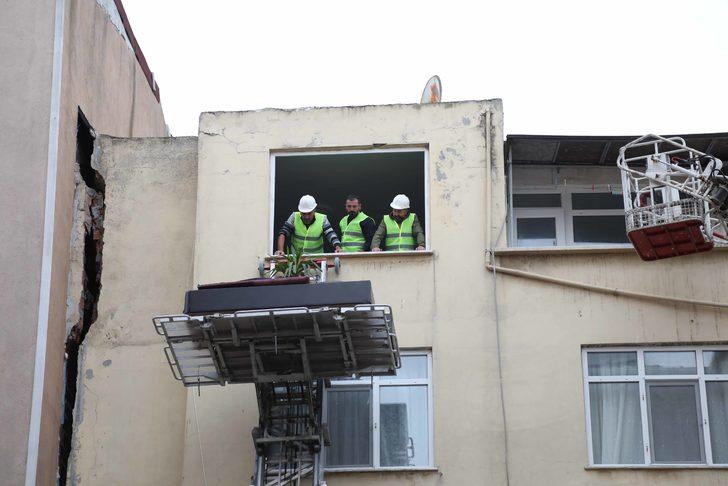 Sinop'ta duvarlarında geniş çatlaklar oluşan apartmandaki eşyalar kontrollü olarak boşaltılıyor G4
