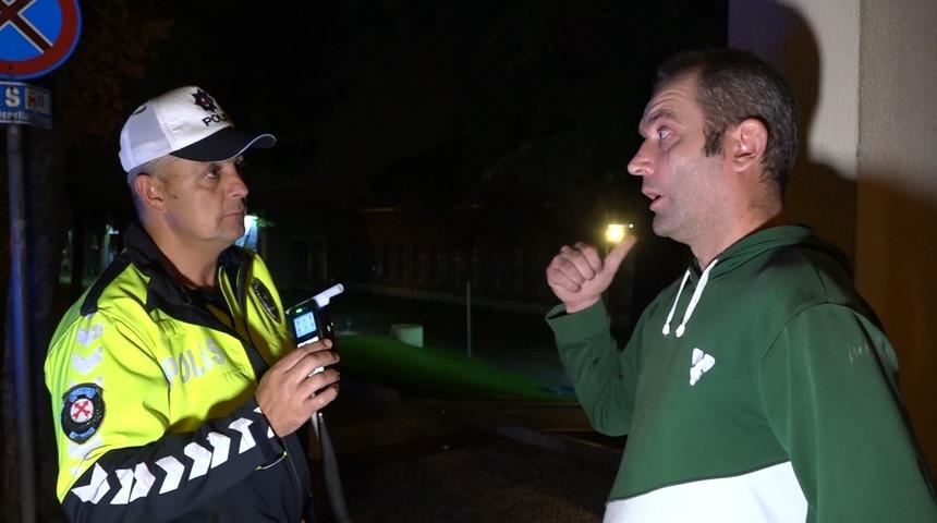 Kaza yapıp yolcu koltuğuna ge&ccedil;ti, polislere zor anlar yaşattı: Kameraları a&ccedil;ıp, izleyelim