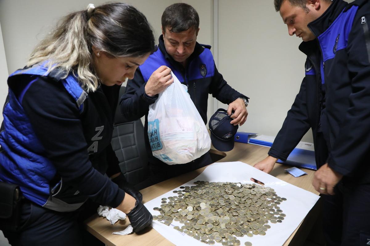 Kırklareli'nde zabıta denetiminde dilencinin &uuml;zerinden 5 bin 460 lira &ccedil;ıktı