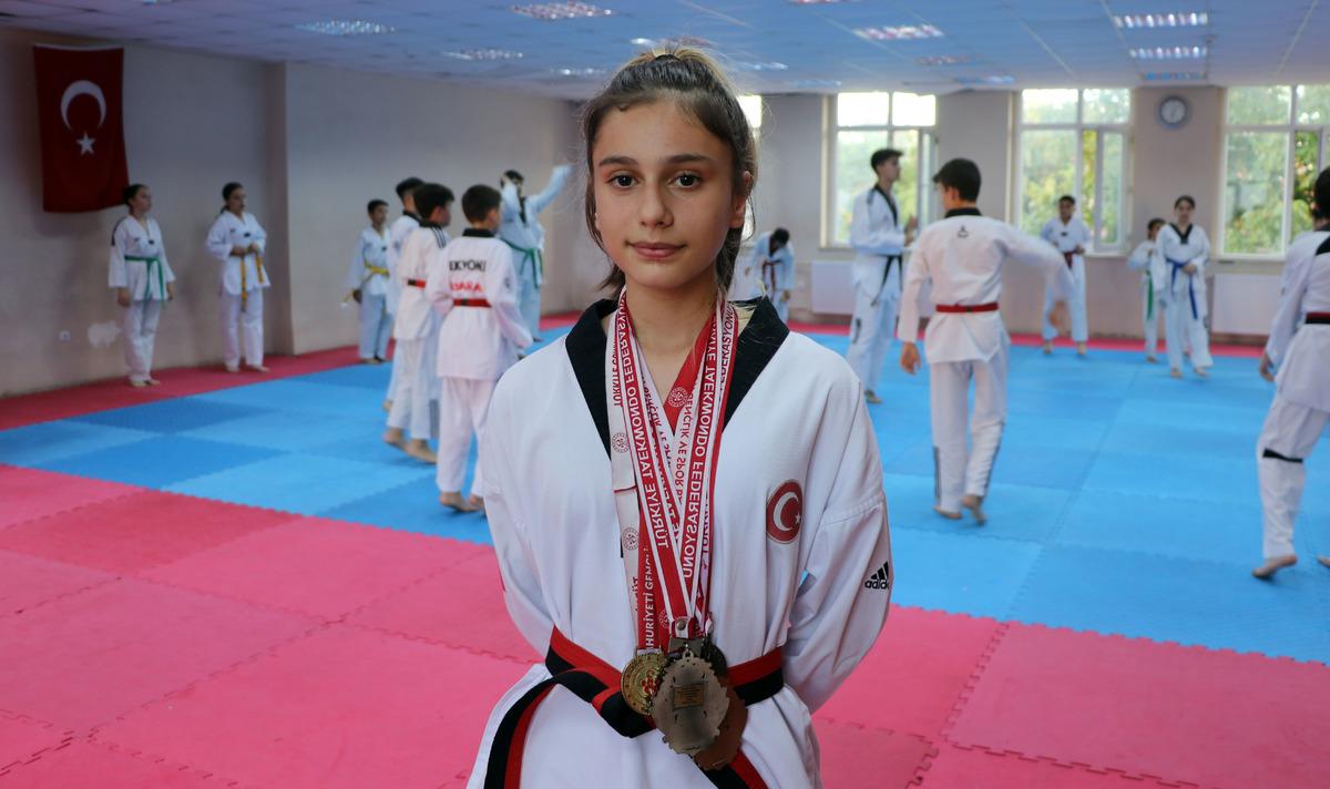 "Madalya avcısı" milli tekvandocu Sude Sağlam, zirveye &ccedil;ıkmak istiyor