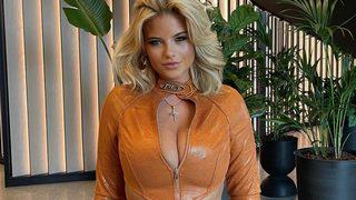 Sosyal medya fenomeni Apollonia Llewellyn cesur paylaşımıyla gündem yarattı! Pantolonunu kalçasından indirip poz verdi