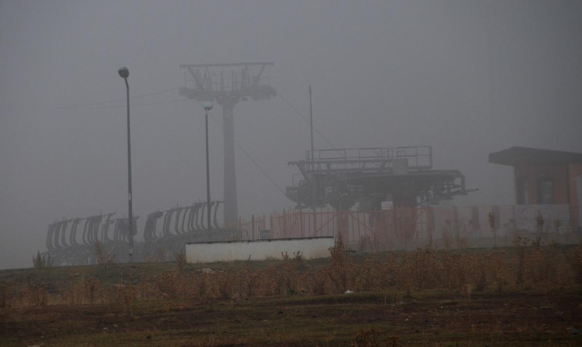 Kars'ta etkili olan sis s&uuml;r&uuml;c&uuml;lere zor anlar yaşattı
