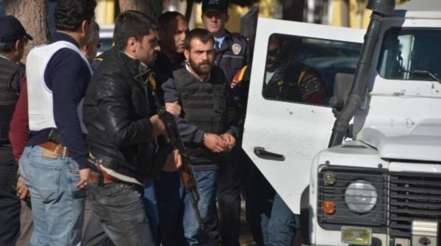 D&ouml;verek &ouml;ld&uuml;rd&uuml;ğ&uuml; karısı ile ka&ccedil;arak evlenmiş