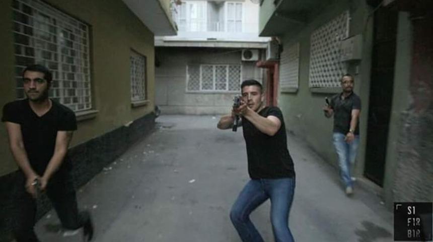 Polis, oyuncak silahları gerçek sandı, dizi setini bastı