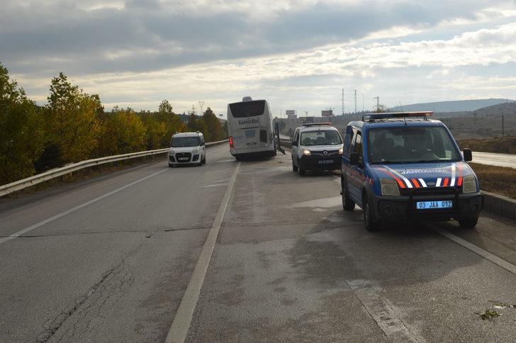 Afyonkarahisar'da 2 tır ile yolcu otobüsünün karıştığı kazada 2 kişi yaralandı G1