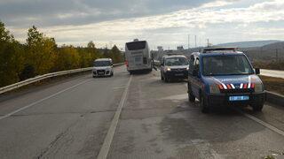 Afyonkarahisar'da 2 tır ile yolcu otobüsünün karıştığı kazada 2 kişi yaralandı