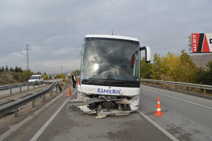 Afyonkarahisar'da 2 tır ile yolcu otobüsünün karıştığı kazada 2 kişi yaralandı G3