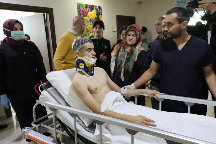 GÜNCELLEME - Denizlispor ekibini taşıyan minibüs direğe çarptı, 12 kişi yaralandı G5