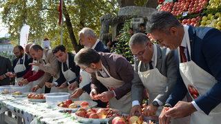 Bilecik'teki hasat şenliğinde nar dizme, suyunu sıkma ve yeme yarışmaları yapıldı